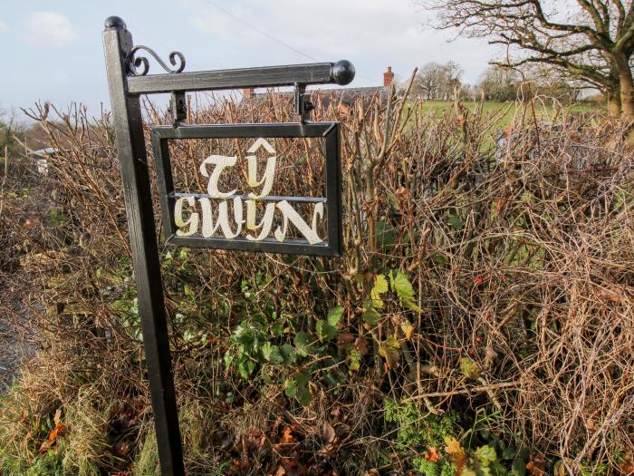 Ty Gwyn, near Llanfair Caereinion, Powys. Detached. Based in a rural location. Pet & child friendly.