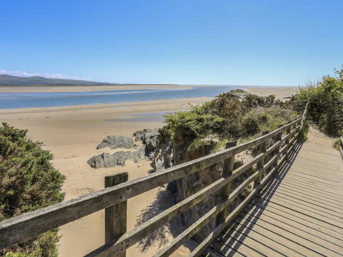 Pinecones, Morfa Bychan, three-bedrooms, beach close by, pets welcome, open-plan, fridge/freezer,