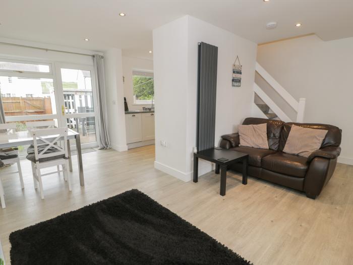 Pinecones, Morfa Bychan, three-bedrooms, beach close by, pets welcome, open-plan, fridge/freezer,