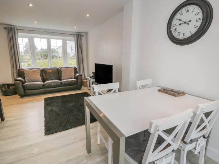 Pinecones, Morfa Bychan, three-bedrooms, beach close by, pets welcome, open-plan, fridge/freezer,