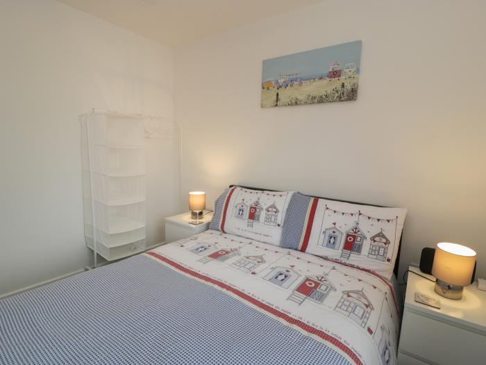 Pinecones, Morfa Bychan, three-bedrooms, beach close by, pets welcome, open-plan, fridge/freezer,