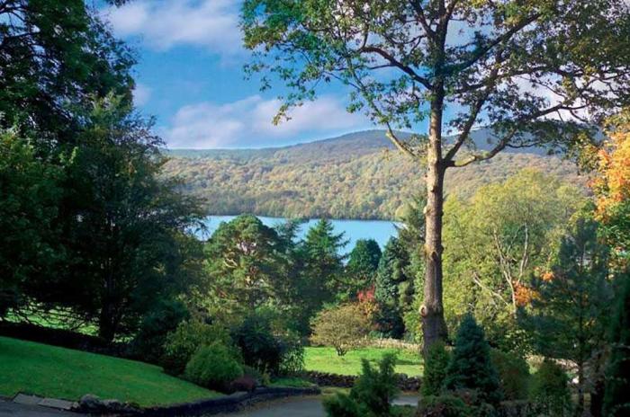 Lake Lodge, Bowness-On-Windermere, Lake Lodge, Bowness, Cumbria. Sleeps two. Woodburning stove. WiFi