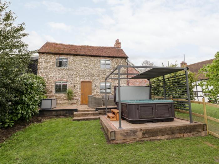 Old Farm Cottage, Tenbury Wells, Worcestershire. Romantic and stylish. Enclosed garden with hot tub.