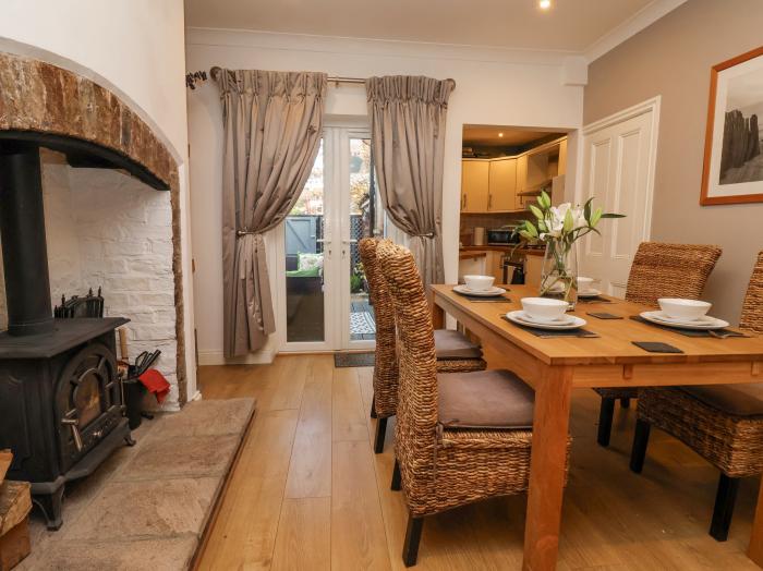 202 Salisbury Terrace in York, Yorkshire. Historic city location. Woodburning stove. Enclosed garden