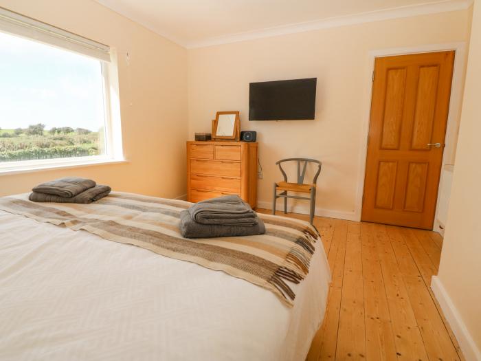 Glanffraw in Aberffraw, Isle of Anglesey. Electric fire. Pet-friendly. Off-road parking. Side garden
