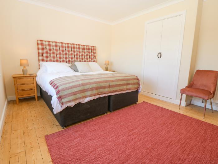 Glanffraw in Aberffraw, Isle of Anglesey. Electric fire. Pet-friendly. Off-road parking. Side garden
