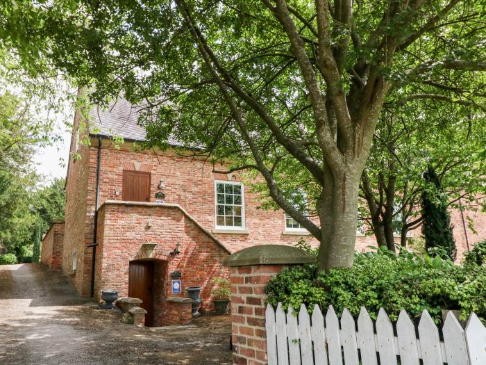 Yew Tree Nook in Bradley, Derbyshire. Hot tub. Near national park. Garden. 3 off-road parking spaces