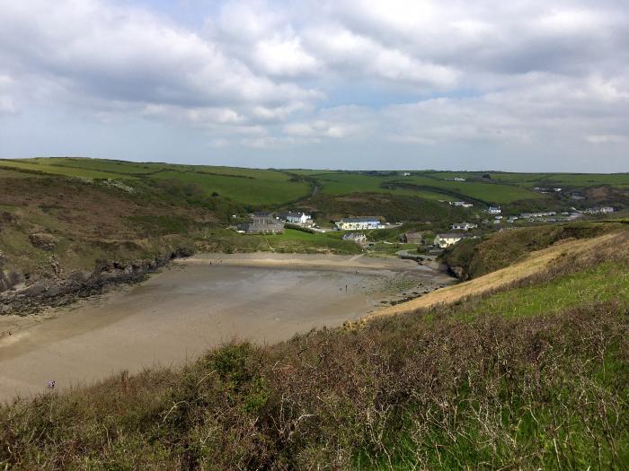 Y Twll bollt in Nolton Haven, Pembrokeshire. Single-storey chalet. Beach nearby. Pet-friendly. 2bed.