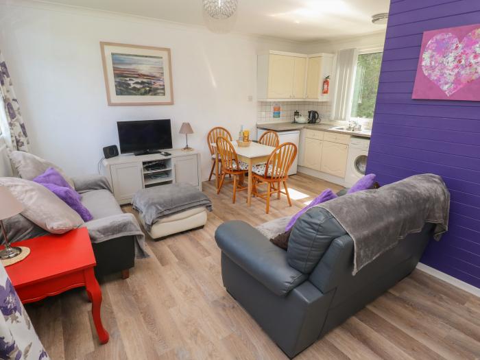 Y Twll bollt in Nolton Haven, Pembrokeshire. Single-storey chalet. Beach nearby. Pet-friendly. 2bed.