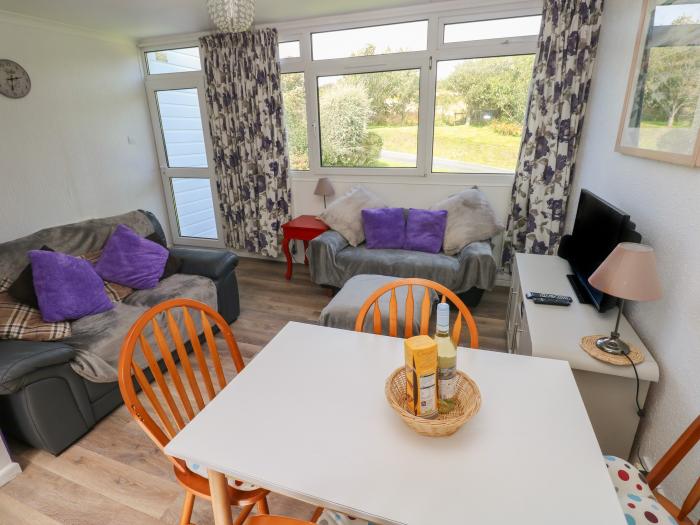 Y Twll bollt in Nolton Haven, Pembrokeshire. Single-storey chalet. Beach nearby. Pet-friendly. 2bed.