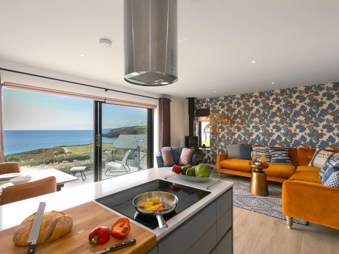 Sea Sands in Praa Sands, Cornwall. Three-bedroom contemporary beach home. Sea views. Near amenities.