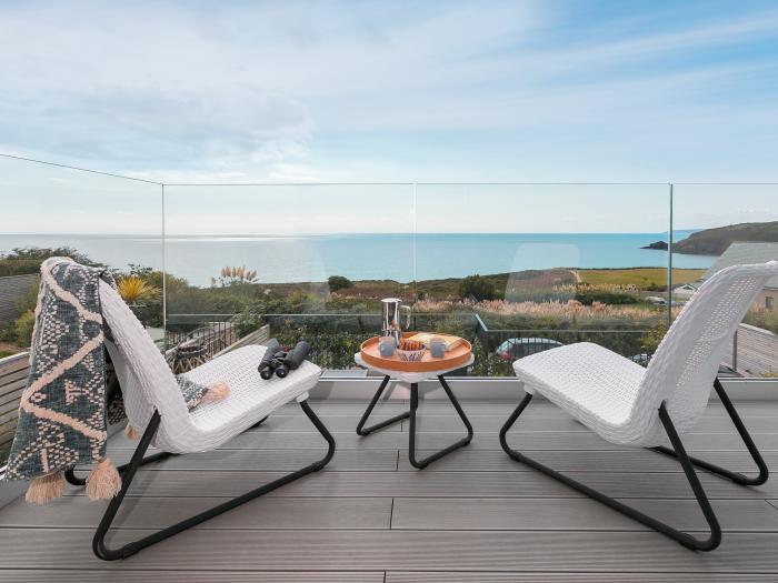 Sea Sands in Praa Sands, Cornwall. Three-bedroom contemporary beach home. Sea views. Near amenities.