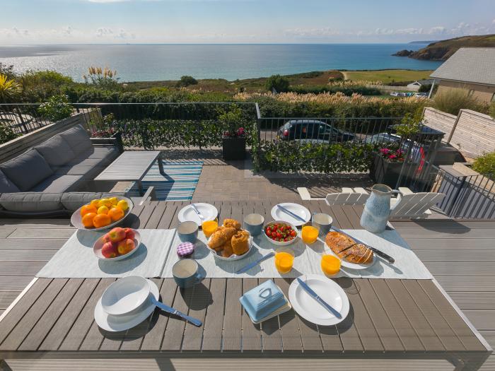 Sea Sands in Praa Sands, Cornwall. Three-bedroom contemporary beach home. Sea views. Near amenities.