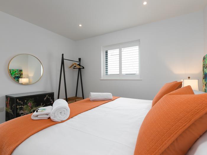 Sea Sands in Praa Sands, Cornwall. Three-bedroom contemporary beach home. Sea views. Near amenities.