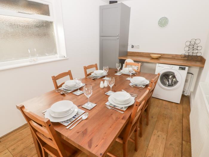 Hill Top, Saundersfoot, Pembrokeshire. Close to amenities and a beach. Pet-friendly. Child-friendly.