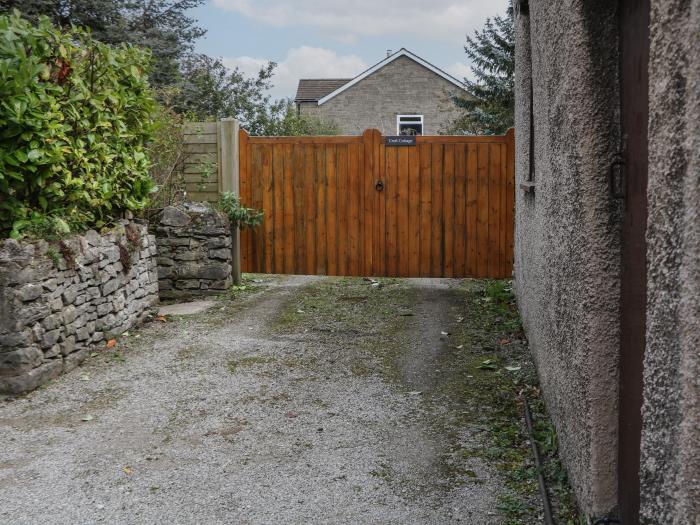 Croft Cottage in Castleton, Derbyshire. Three-bed home in Peak District National Park. Hot tub. Pets