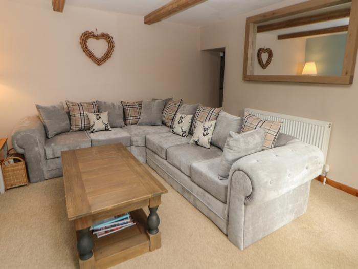 Croft Cottage in Castleton, Derbyshire. Three-bed home in Peak District National Park. Hot tub. Pets