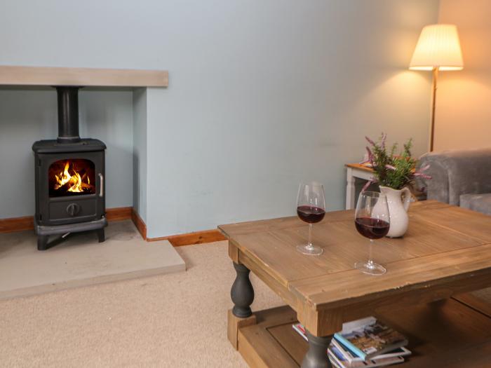 Croft Cottage in Castleton, Derbyshire. Three-bed home in Peak District National Park. Hot tub. Pets