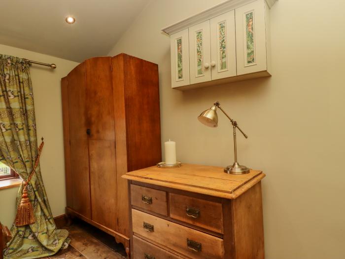 Dean Mews in Old Bramhope near Horsforth, West Yorkshire. Wood-fired Hot tub. Ample off-road parking