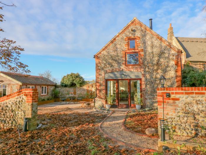 The Little Hay Barn, Bacton, Norfolk. Woodburning stove. Off-road parking. Near beach and amenities.