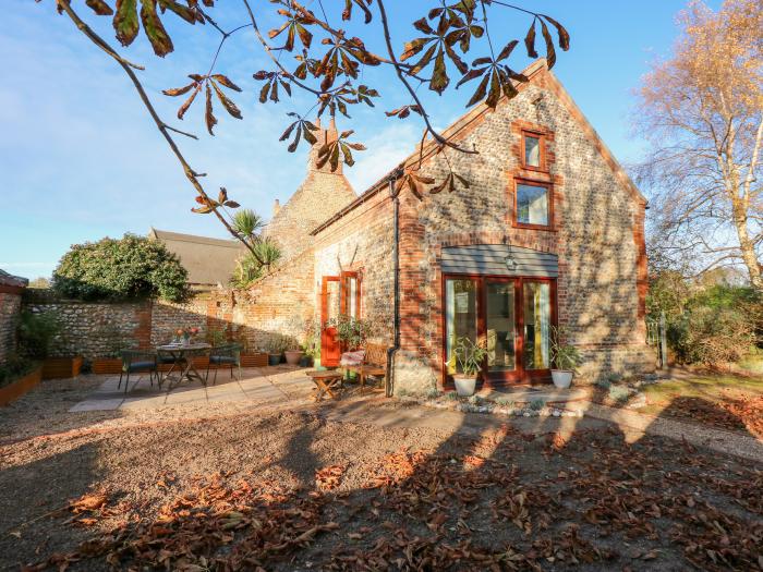 The Little Hay Barn, Bacton, Norfolk. Woodburning stove. Off-road parking. Near beach and amenities.