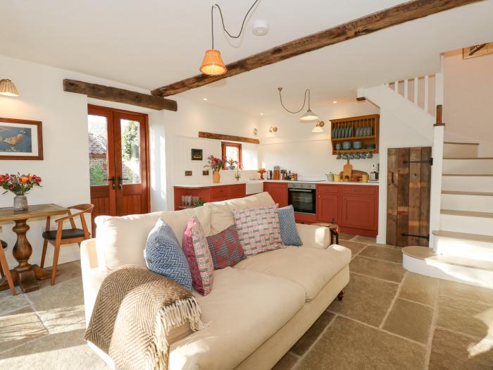 The Little Hay Barn, Bacton, Norfolk. Woodburning stove. Off-road parking. Near beach and amenities.