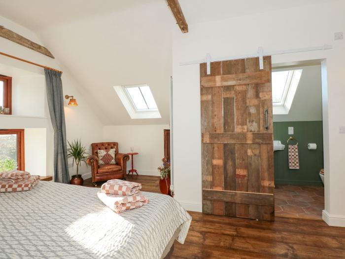 The Little Hay Barn, Bacton, Norfolk. Woodburning stove. Off-road parking. Near beach and amenities.