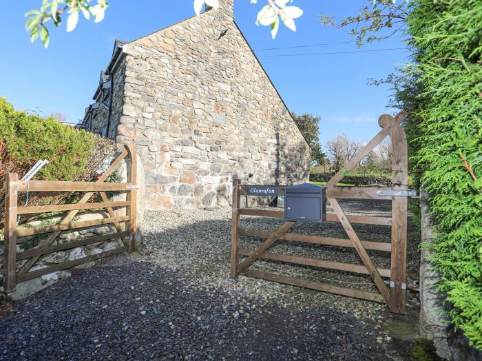 Glanrafon, Penygroes, Gwynedd. Detached cottage. High-end finish. Pet-friendly. Enclosed garden. TV.