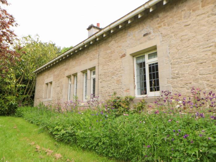 The Coach House rests near Corbridge, in Northumberland. Two-bedroom cottage, set rurally. Courtyard