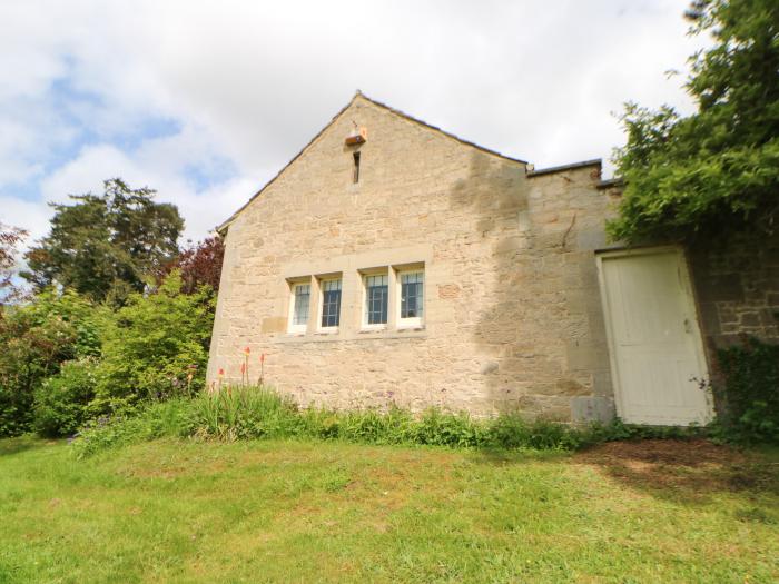 The Coach House rests near Corbridge, in Northumberland. Two-bedroom cottage, set rurally. Courtyard
