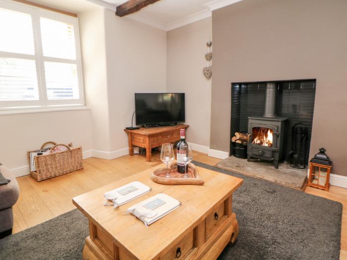 The Gables is in Castleton, Derbyshire. Three-bedroom home in the Peak District National Park. Pets.