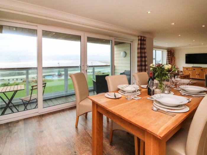 The Lobster Pot, Westward Ho!, Devon, Smart TV, underfloor heating, close to a beach and amenities.