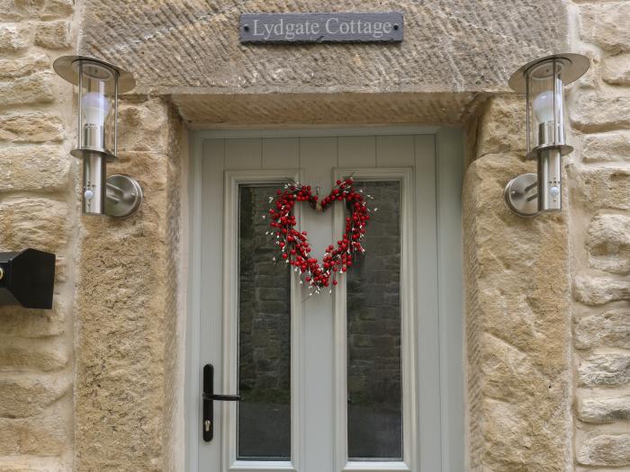 Lydgate Cottage, Eyam, Peak District. Enclosed patio. Hot tub. Pet-friendly. Off-road parking. 2 bed