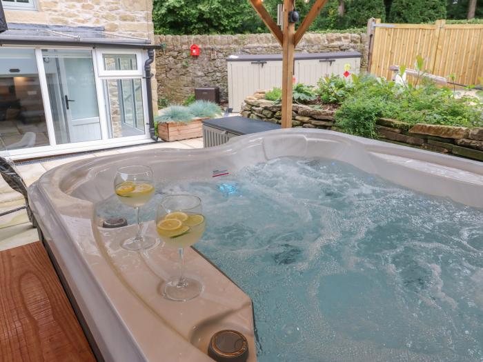 Lydgate Cottage, Eyam, Peak District. Enclosed patio. Hot tub. Pet-friendly. Off-road parking. 2 bed