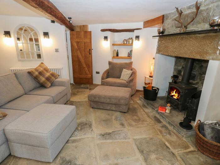 Lydgate Cottage, Eyam, Peak District. Enclosed patio. Hot tub. Pet-friendly. Off-road parking. 2 bed