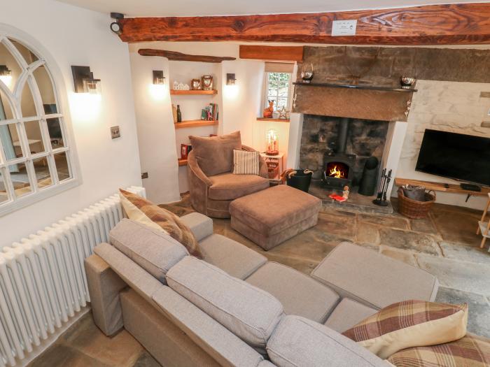 Lydgate Cottage, Eyam, Peak District. Enclosed patio. Hot tub. Pet-friendly. Off-road parking. 2 bed