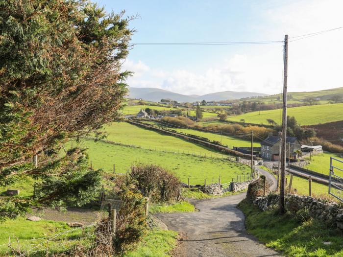 Bryn Y Mor nr Llwyngwril, Gwynedd. In National Park. Two-bedroom bungalow with sea views. Open-plan.