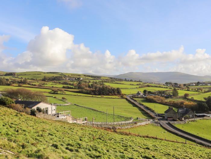 Bryn Y Mor nr Llwyngwril, Gwynedd. In National Park. Two-bedroom bungalow with sea views. Open-plan.