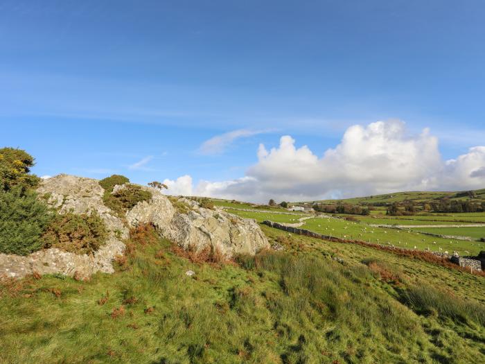 Bryn Y Mor nr Llwyngwril, Gwynedd. In National Park. Two-bedroom bungalow with sea views. Open-plan.