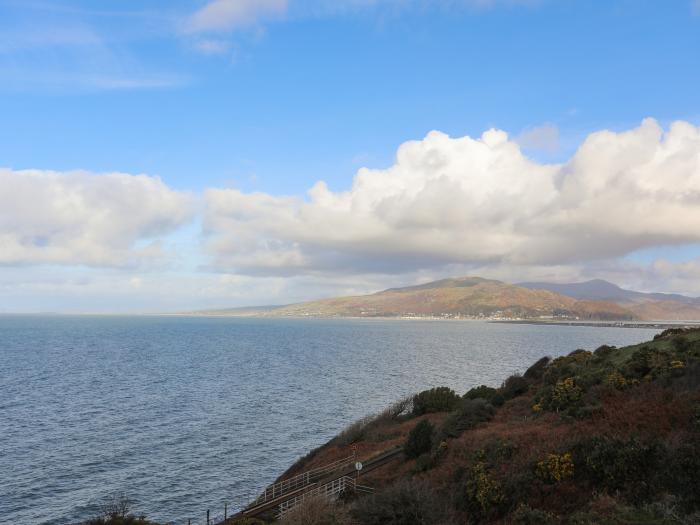 Bryn Y Mor nr Llwyngwril, Gwynedd. In National Park. Two-bedroom bungalow with sea views. Open-plan.