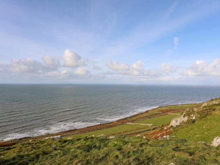 Bryn Y Mor nr Llwyngwril, Gwynedd. In National Park. Two-bedroom bungalow with sea views. Open-plan.