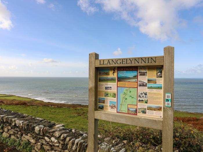 Bryn Y Mor nr Llwyngwril, Gwynedd. In National Park. Two-bedroom bungalow with sea views. Open-plan.