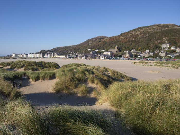 Bryn Y Mor nr Llwyngwril, Gwynedd. In National Park. Two-bedroom bungalow with sea views. Open-plan.