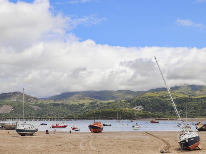 Bryn Y Mor nr Llwyngwril, Gwynedd. In National Park. Two-bedroom bungalow with sea views. Open-plan.