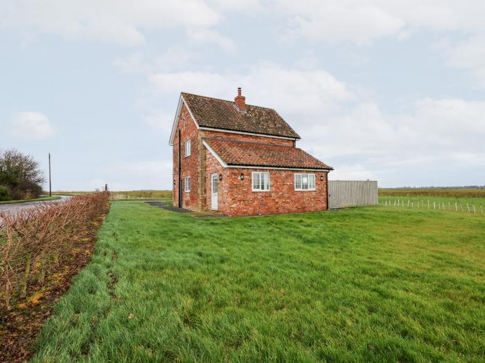 Red Brick Cottage, Greendale, Lincolnshire. Open-plan. Woodburning stove. Enclosed patio. 2 bedrooms