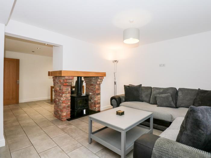Red Brick Cottage, Greendale, Lincolnshire. Open-plan. Woodburning stove. Enclosed patio. 2 bedrooms