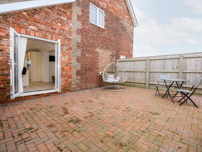 Red Brick Cottage, Greendale, Lincolnshire. Open-plan. Woodburning stove. Enclosed patio. 2 bedrooms