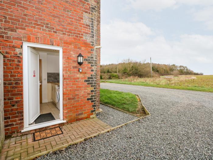 Red Brick Cottage, Greendale, Lincolnshire. Open-plan. Woodburning stove. Enclosed patio. 2 bedrooms