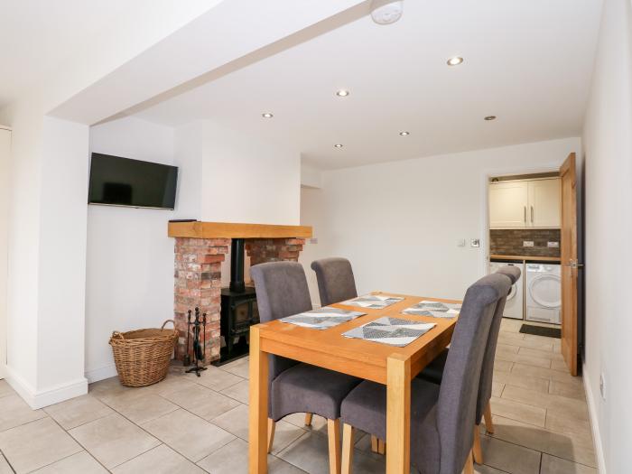 Red Brick Cottage, Greendale, Lincolnshire. Open-plan. Woodburning stove. Enclosed patio. 2 bedrooms