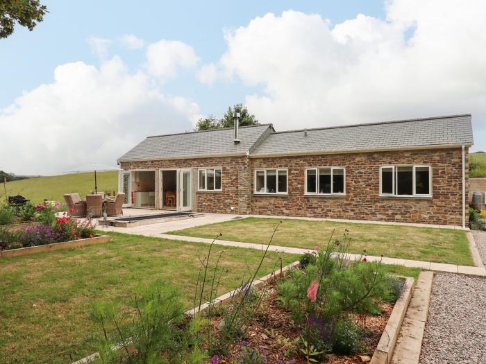 Blake Cottage, is in Pelynt, Cornwall. Enclosed garden. Parking. Couples retreat. Woodburning stove.